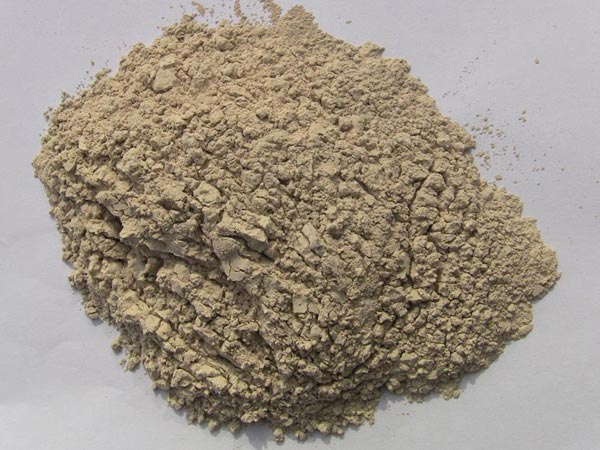 礬土性質(zhì) 礬土主要成分是氧化鋁，為煉鋁和耐火材料的主要原料。白色或灰白色，因含鐵而呈褐黃或淺紅色。密度3.45g/cm3，硬度1～3，不透明，質(zhì)脆。極難熔化，不溶于水，能溶于硫酸、氫氧化鈉溶液。 地區(qū)分布 中國(guó)鋁土礦資源比較豐富，在全國(guó)18個(gè)省、自治區(qū)、直轄市已查明鋁土礦產(chǎn)地205處，其中大型產(chǎn)地72處（不包括臺(tái)灣），主要分布在山西、山東、河北、河南、貴州、四川、廣西、遼寧、湖南等地。 投資前景 1.可用于煉鋁工業(yè)。用于國(guó)防、航空、汽車、電器、化工、日常生活用品等。 2.可用于精密鑄造。礬土熟料加工成細(xì)粉做成鑄模后精鑄。用于軍工、航天、通訊、儀表、機(jī)械及醫(yī)療器械部門(mén)。 3.可用于耐火制品。高鋁礬土熟料耐火度高達(dá)1780℃，化學(xué)穩(wěn)定性強(qiáng)、物理性能良好。 4.硅酸鋁耐火纖維。用于鋼鐵、有色冶金、電子、石油、化工、宇航、原子能、國(guó)防等多種工業(yè)，消防人員可用耐火纖維布做成衣服。 5.制造礬土水泥、研磨材料、陶瓷工業(yè)以及化學(xué)工業(yè)可制鋁的各種化合物。 鋁礬土磨粉制備 鋁礬土粉是選用煅燒過(guò)的熟鋁礬土礦石用雷蒙磨加工制成的細(xì)粉，粒度通常為100目-325目，在耐火材料行業(yè)得到了廣泛的應(yīng)用。通常加工的流程為先經(jīng)顎式破碎機(jī)進(jìn)行破碎，然后篩分進(jìn)入鋁礬土雷蒙磨或鋁礬土超細(xì)磨粉機(jī)中，進(jìn)行鋁礬土粉制備，使其應(yīng)用更加廣泛。