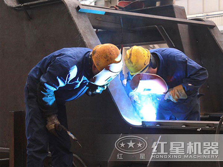 車間生產(chǎn)加工移動破碎機，每一臺設備都是匠心打造