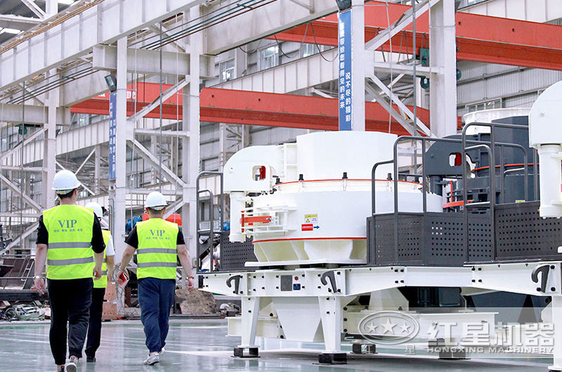 客戶下單之前來廠參觀，工程師全程陪伴講解